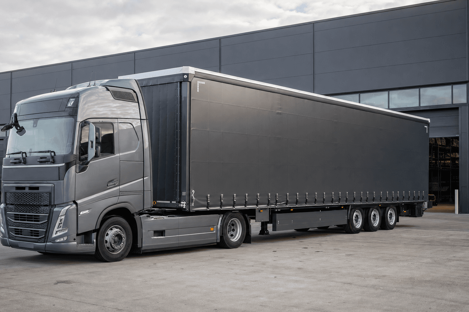 Camion de transporte con lona lateral gris fabricada e instalada a medida
